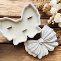 Świeca sojowa handmade Kokarda – naczynie gipsowe, zapach lawenda