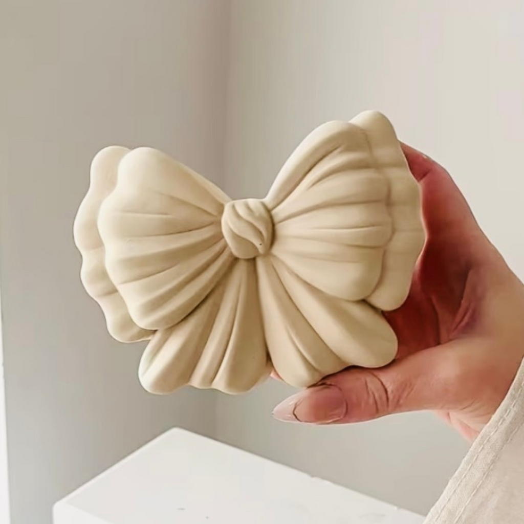 Świeca sojowa handmade Kokarda – naczynie gipsowe, zapach lawenda