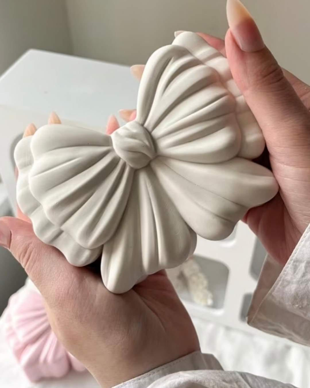 Świeca sojowa handmade Lawenda – naczynie gipsowe kokarda