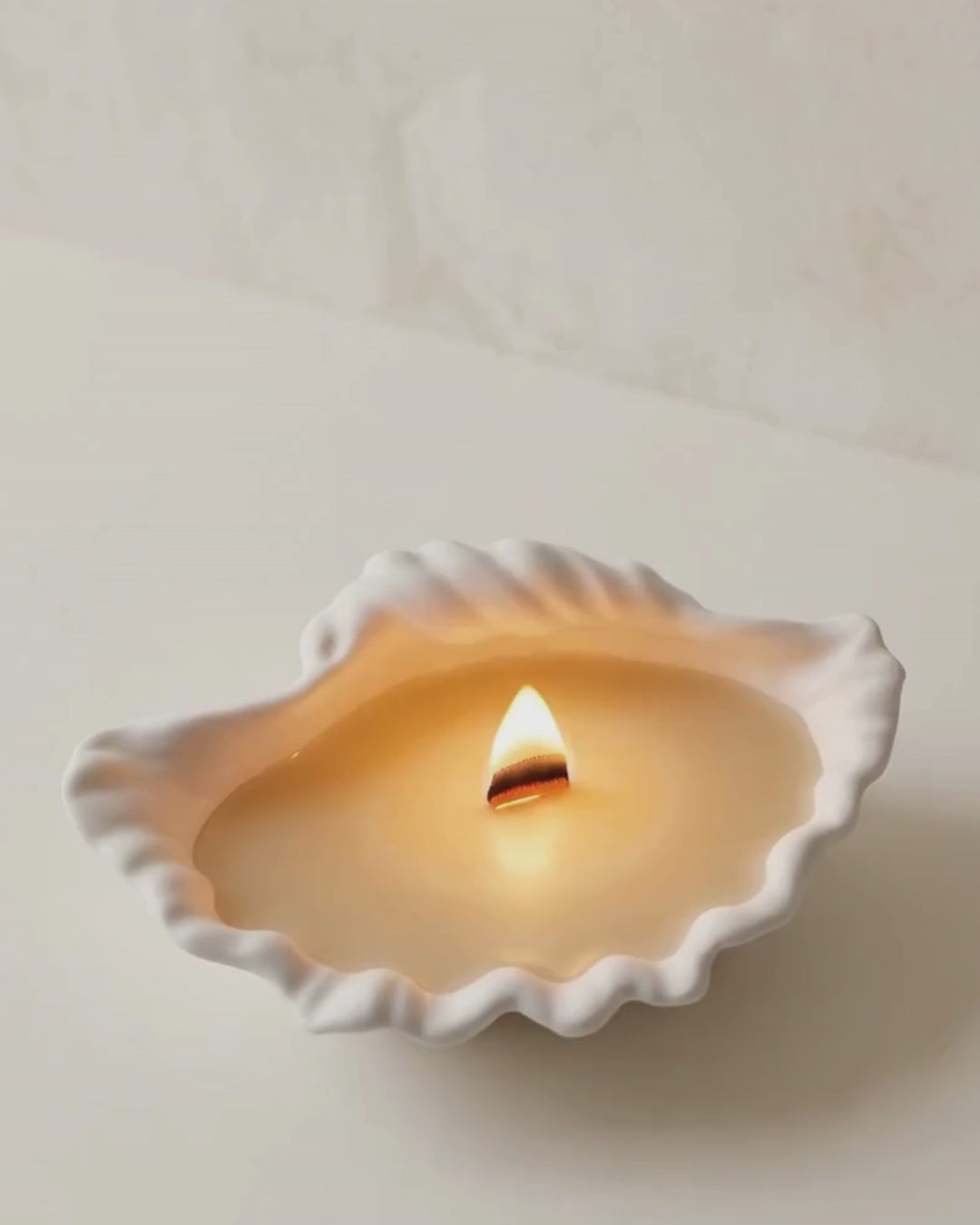 Świeca sojowa w gipsowej formie w kształcie morskiej muszli - Nereida | Zapach morskiej bryzy | Handmade